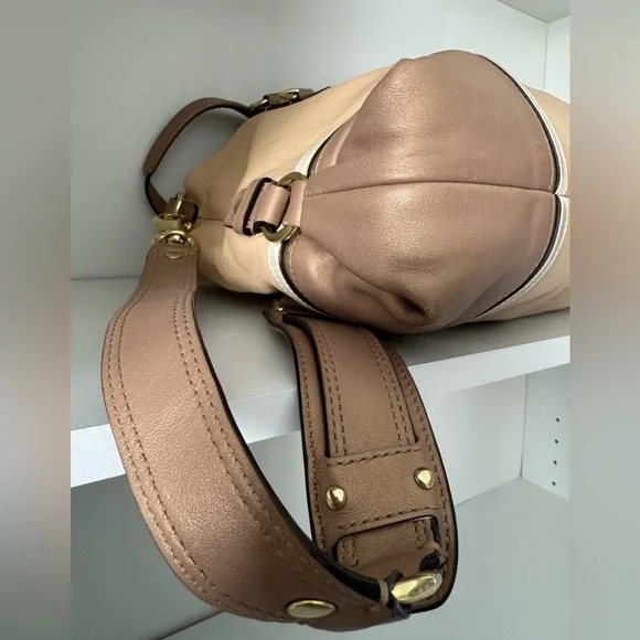 Coach Tan and Cream Shoulder
Bag with Slouchy Design -EUC - Picture 6 of 10